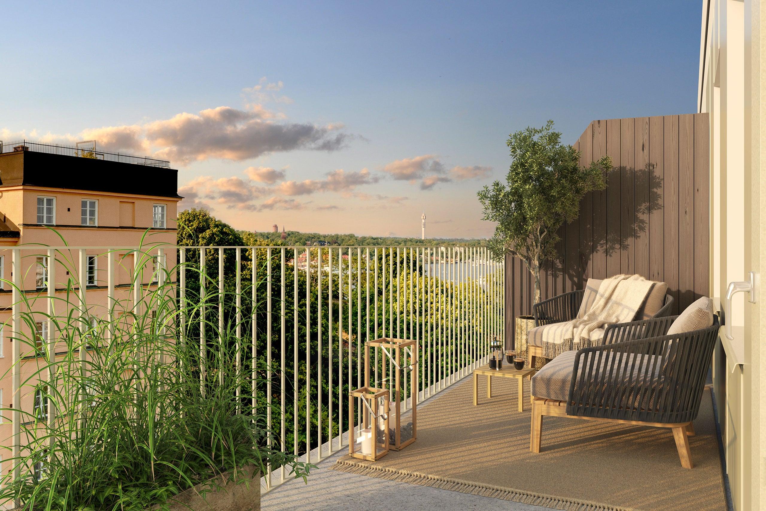 Bostadens generösa terrass högst upp i huset med kvällssol rymmer både matplats och loungemöbler.