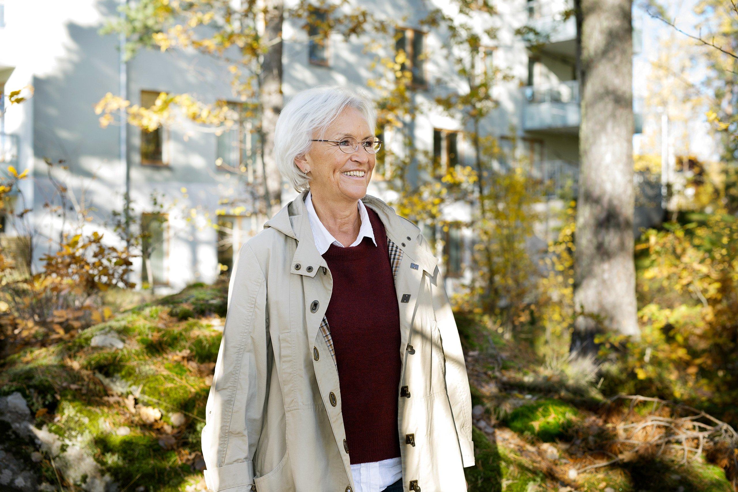 Äldre kvinna på promenad i naturen