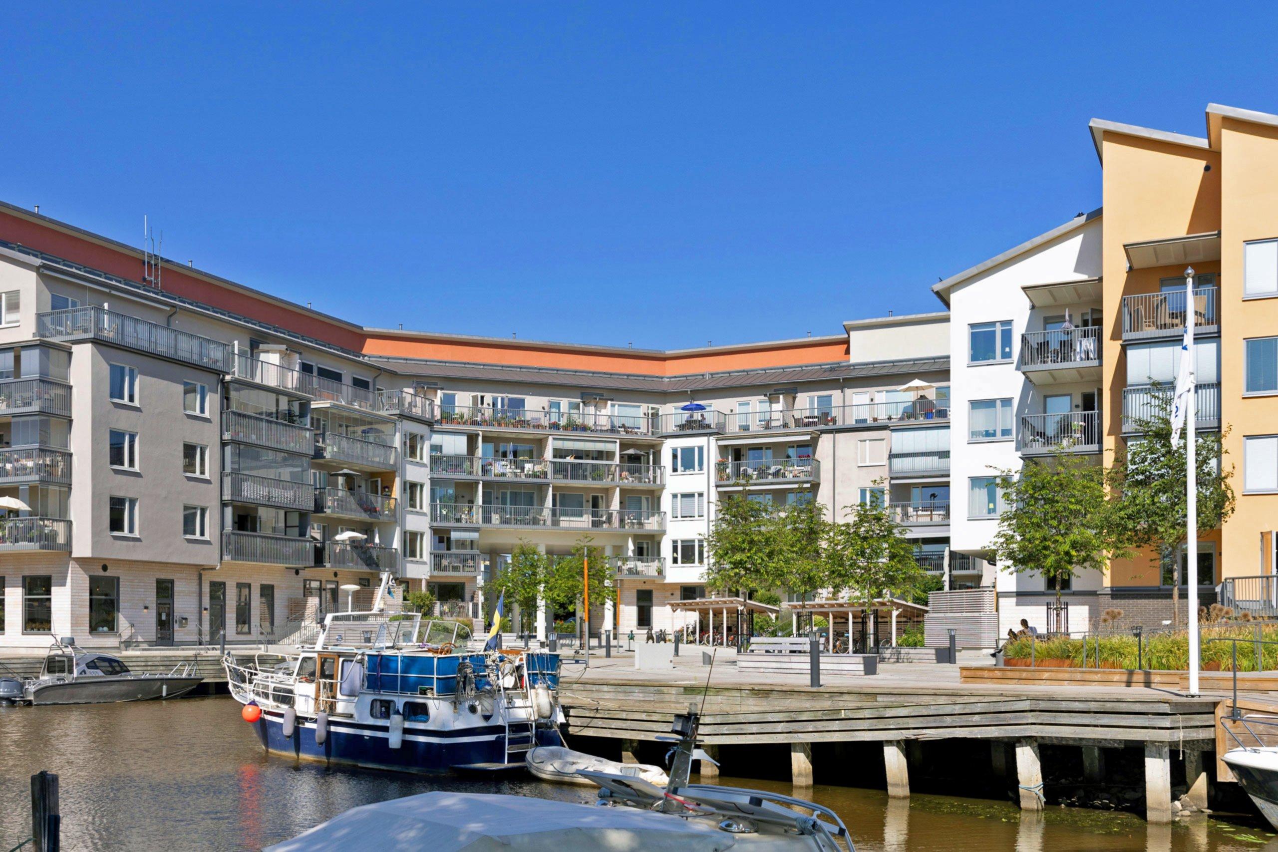 Lägenheter vid en kanal.