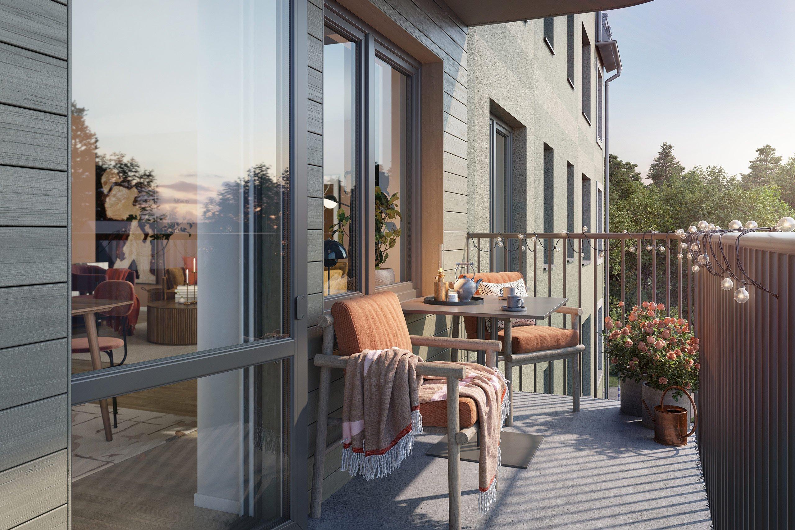 Solbelyst balkong med sittmöbler.