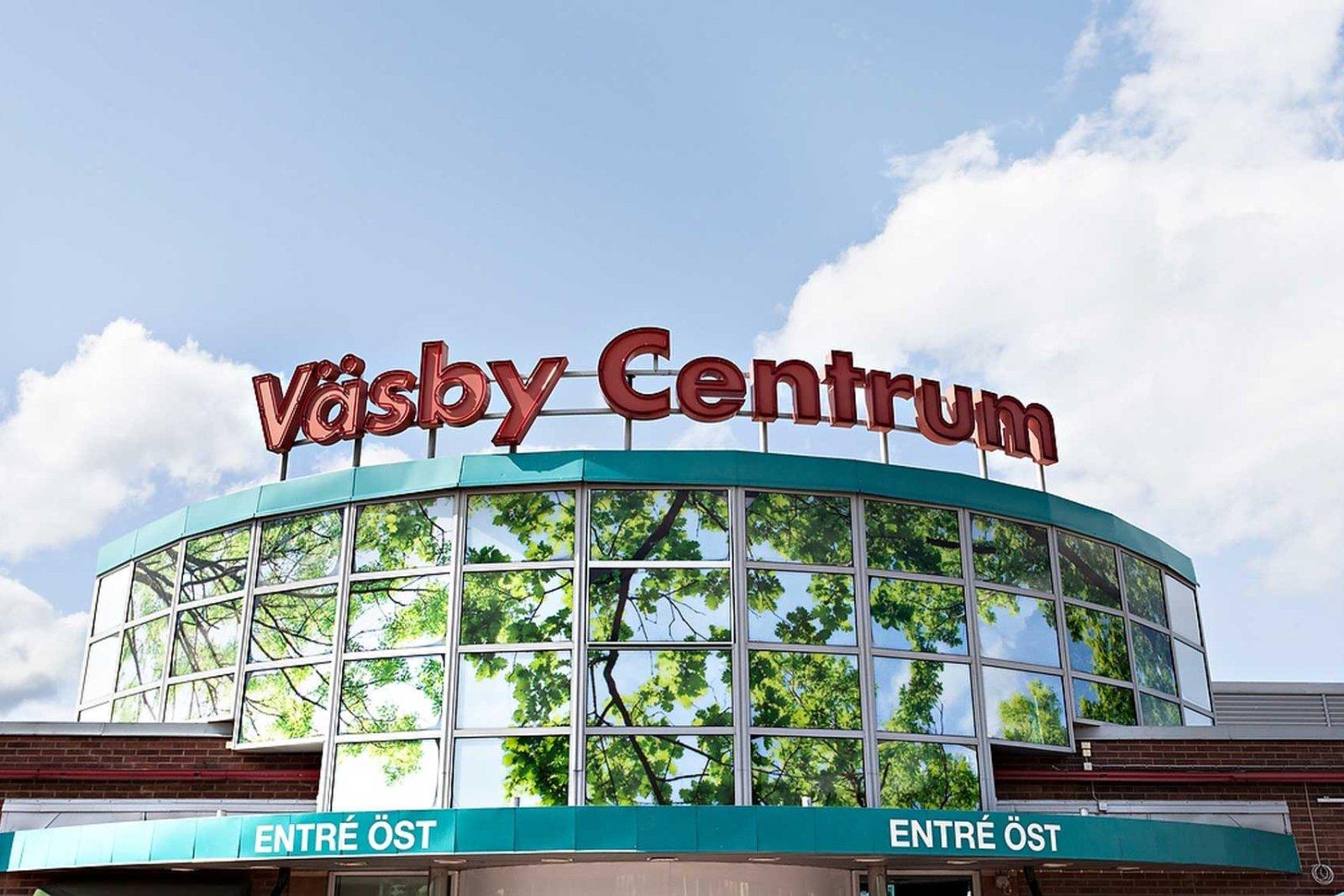 Närbild på entrén till Väsby centrum.