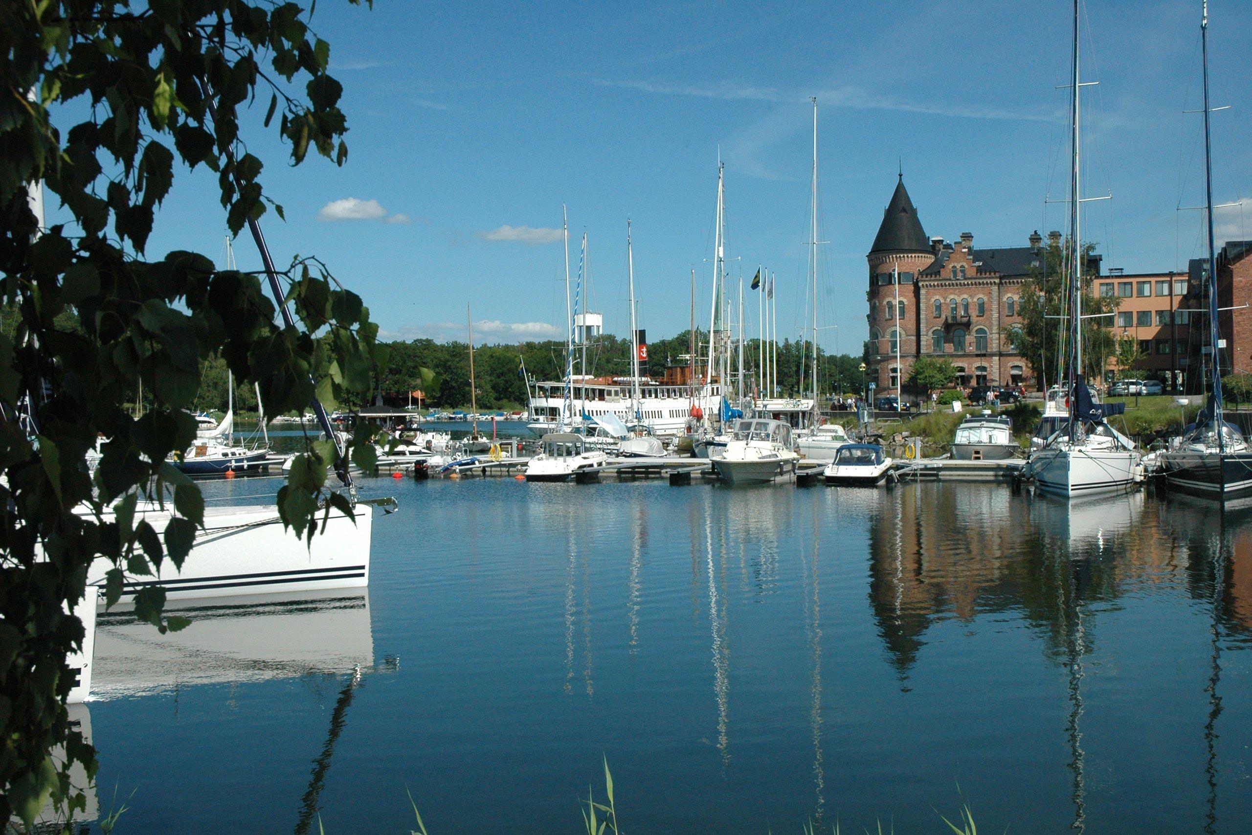 Gustavsberg med sin klassiska bruksarkitektur har ett fint vattenläge med skärgårdskänsla.
