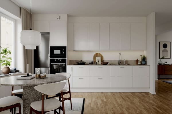 Köket inreds med vita, släta skåpluckor med rostfria handtag samt grå bänkskiva med bakkantlist (visionsbild).