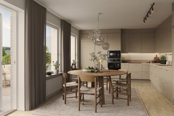 Köket är välplanerat med tidlösa materialval såsom stenkompositskiva och släta luckor. Vitvarorna är helintegrerade för ett stilrent uttryck.