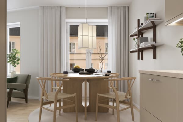 Köket är välplanerat med tidlösa materialval såsom stenkompositskiva och släta luckor. Vitvarorna är helintegrerade för ett stilrent uttryck (visionsbild).