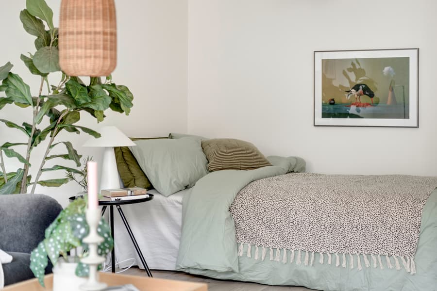 Gästrum med säng och tavla.