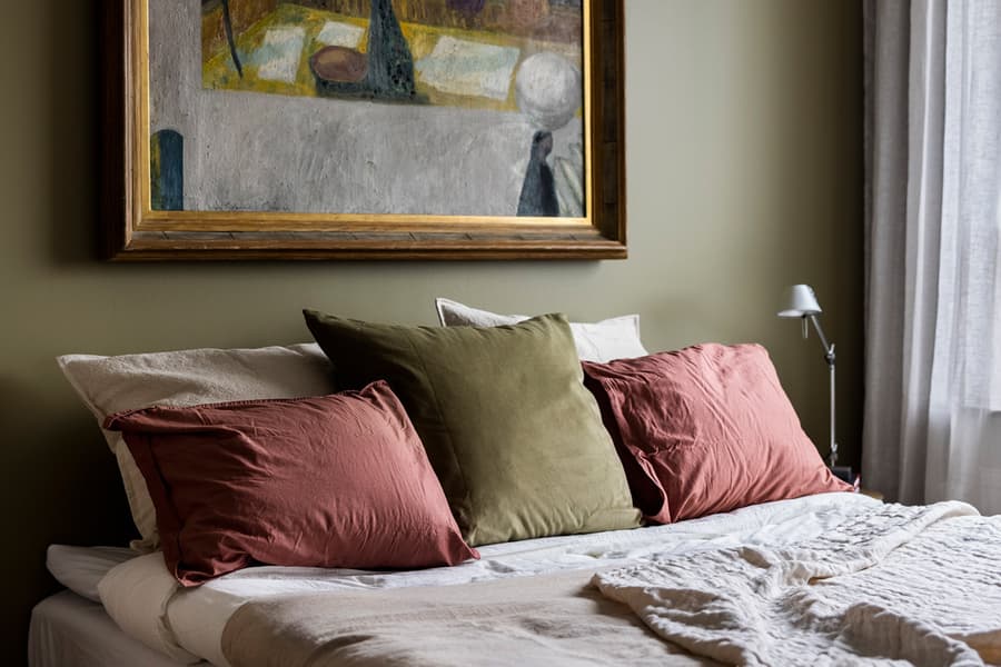 Sovrum i vilsamt grönt.