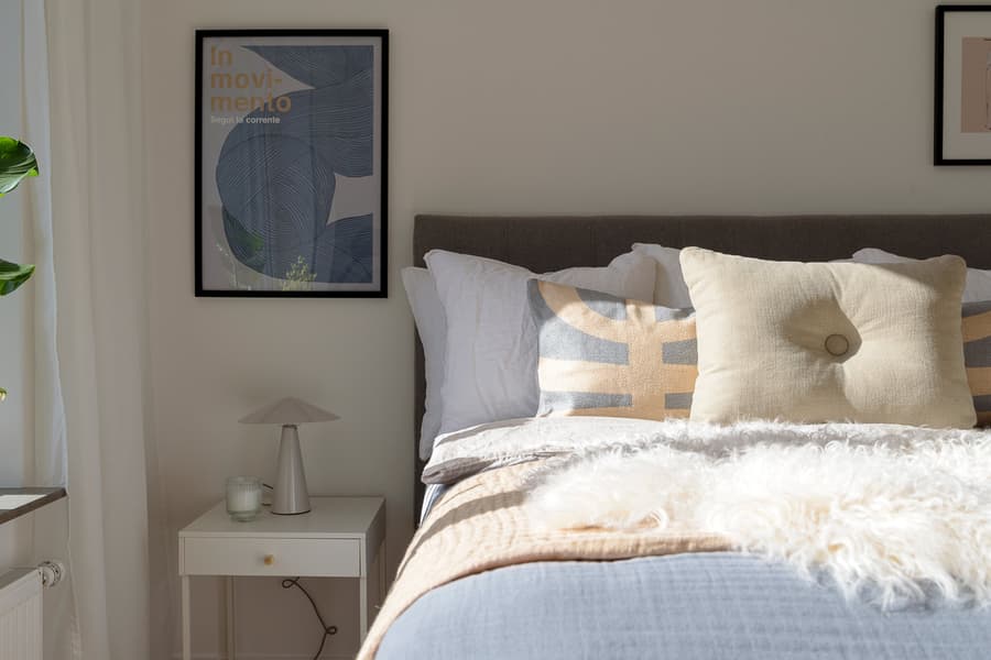 Sovrum med sol genom fönstret.