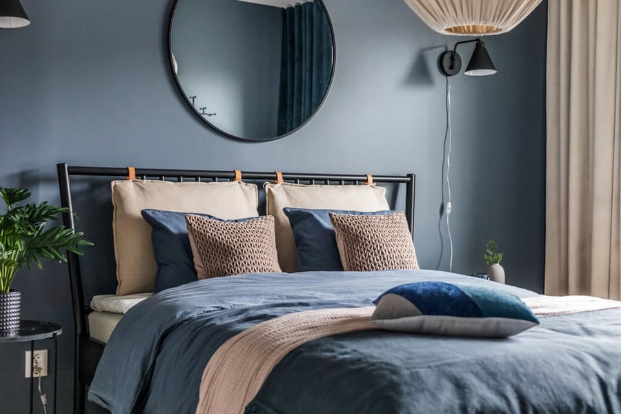 Sovrum med dubbelsäng och textilier i duvblått.