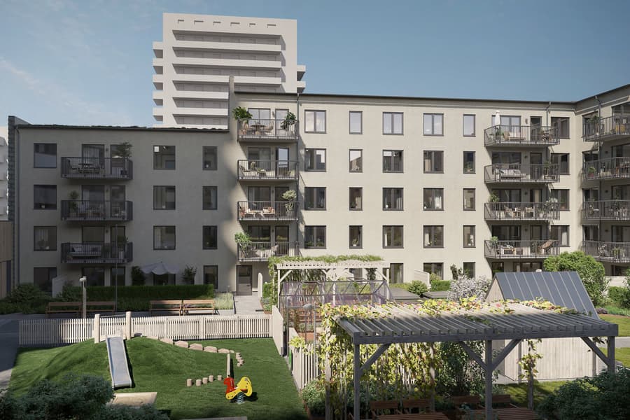 Lummig innergård med pergola och växthus.