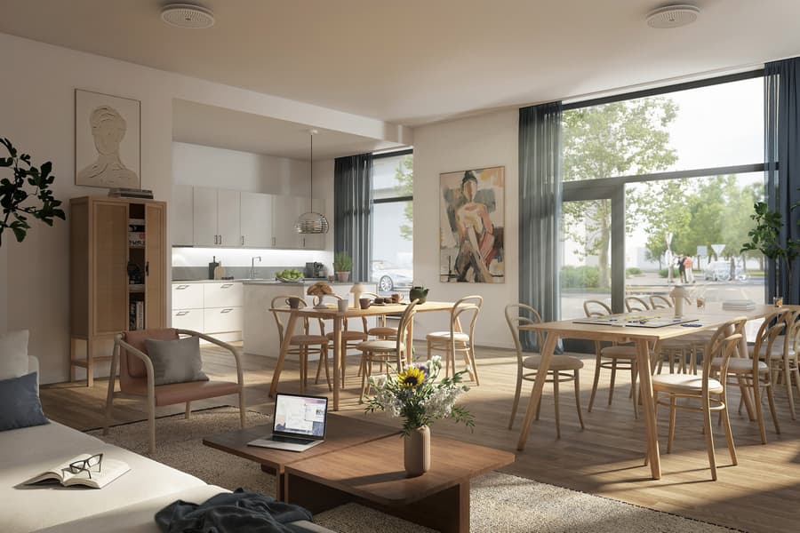 Ljus lokal med många sittytor och fönster mot gatan.